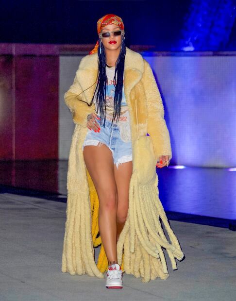 Rihanna presume piernas "de infarto" con shorts de mezclilla
