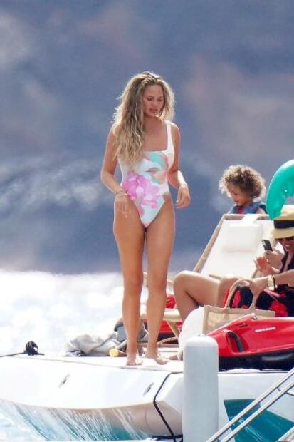 Chrissy Teigen se luce con traje de baño en playas de St. Barts