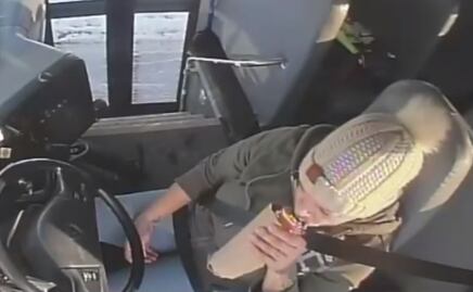 Captan a conductora bebiendo mientras manejaba autobús escolar en EU