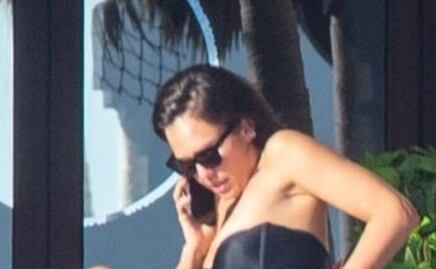 Jessica Alba "impacta" con diminuto bikini negro en Cabo San Lucas