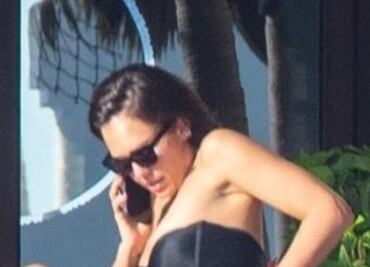 Jessica Alba "impacta" con diminuto bikini negro en Cabo San Lucas