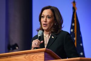 Kamala Harris cumple 60 años mientras Donald Trump fríe papas en McDonald's para desacreditarla