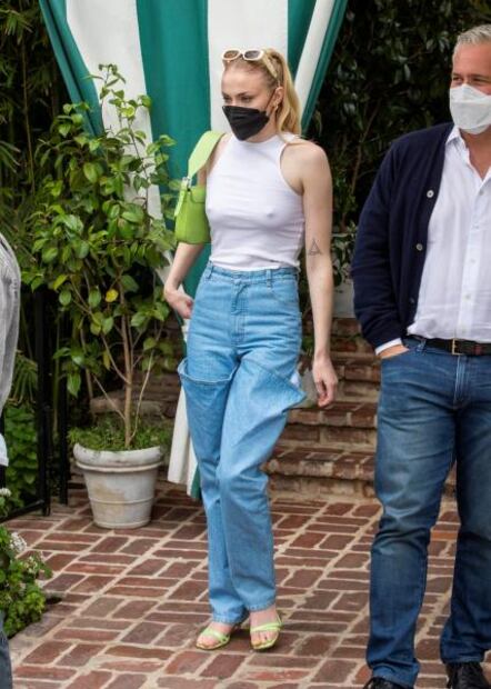 Sophie Turner deslumbra con look braless en Los Ángeles