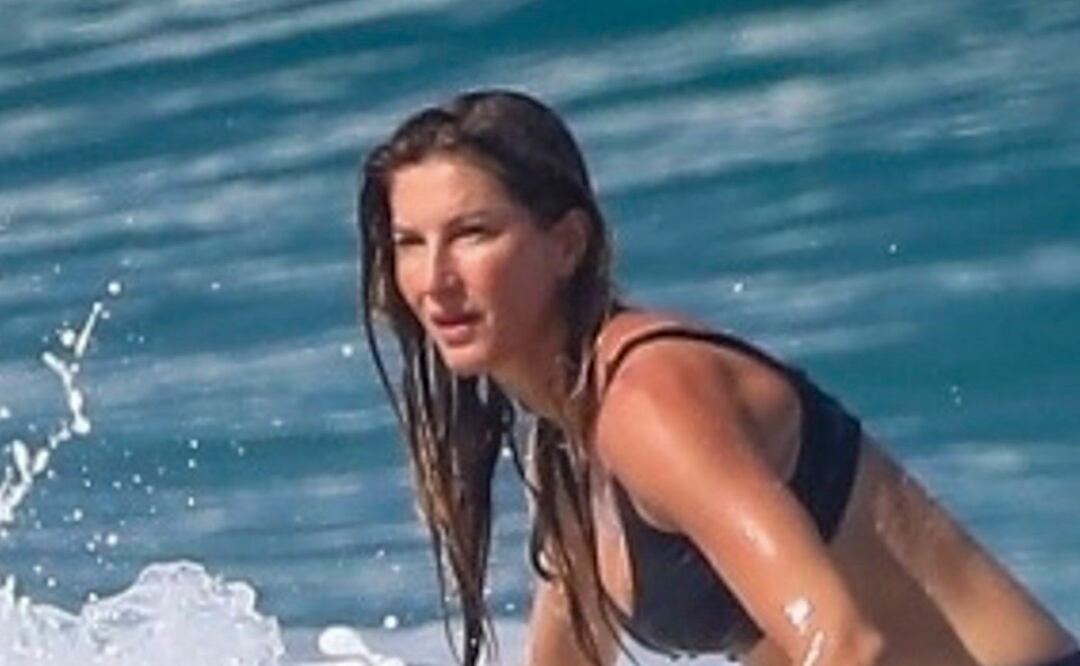 Como una experta, Gisele Bündchen hace surf con minibikini en Costa Rica. Foto: The Grosby Group