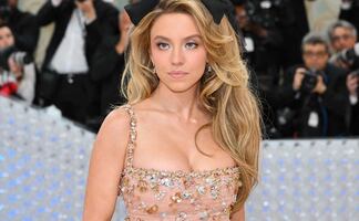 Sydney Sweeney deslumbra en Cannes con vestido bra out ajustado a su silueta