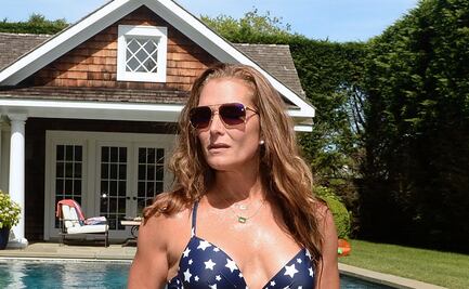 A los 56, Brooke Shields luce traje de baño rojo al estilo 'Baywatch'