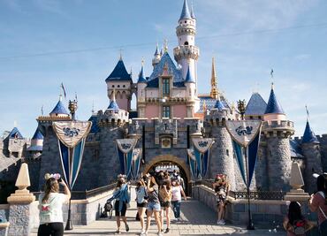 Alistan feria de trabajo en Disneyland con decenas de vacantes; esto ofrecen en cada puesto