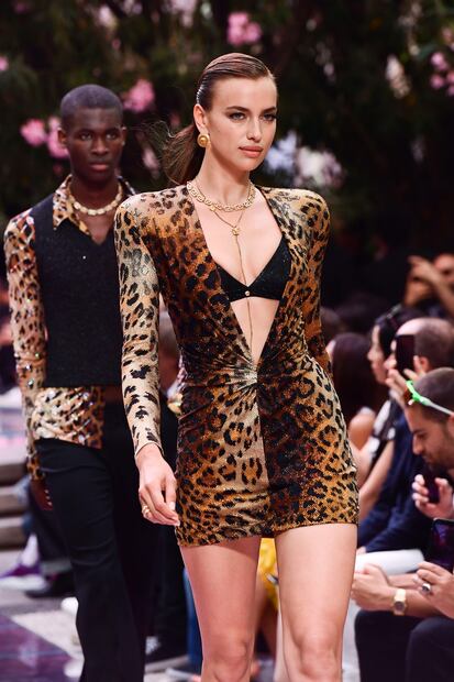 Irina Shayk presume abdomen de infarto con lencería Versace