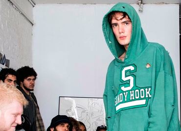 Marca de ropa desata críticas por diseños inspirados en tiroteos de EU