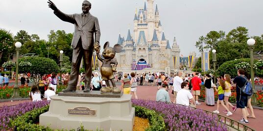 Detienen a hombre en Disney World; 'olvidó' que llevaba una pistola