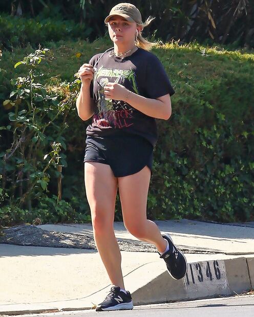 Chloë Moretz presume piernas de infarto en look deportivo