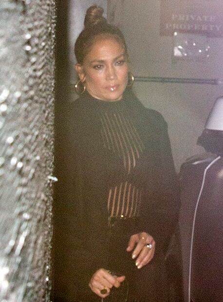 Jennifer Lopez presume blusa traslúcida en West Hollywood