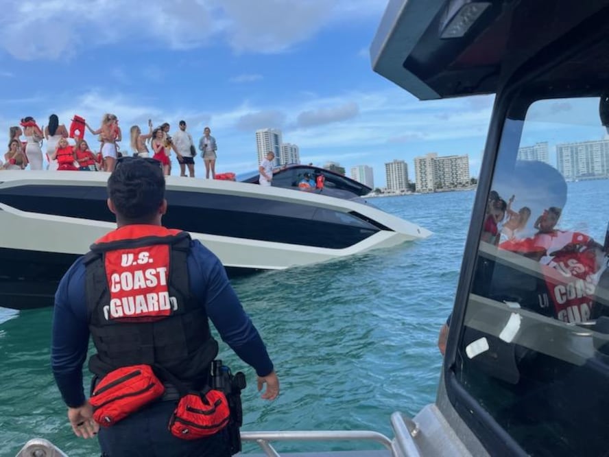 Guardia Costera de EU dispara a lancha con migrantes en San Diego tras intento de fuga. EFE/ @USCGSoutheast