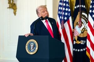 Trump ordena revisar a los 200,000 refugiados admitidos bajo gobierno de Biden y suspende sus residencias