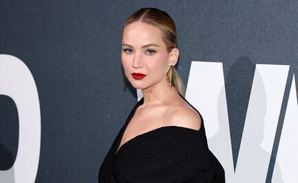 Jennifer Lawrence se luce bella y etérea con vestido midi de un hombro en Nueva York