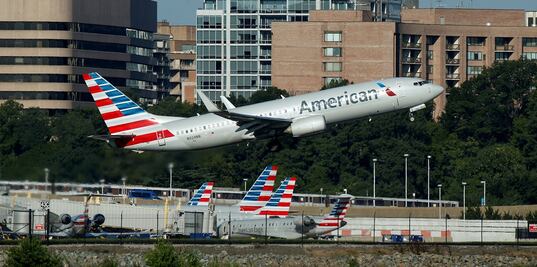 Detienen a azafatas de American Airlines; son acusadas de lavado de dinero 