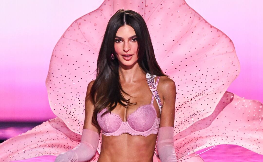 Emily Ratajkowski luce belleza irreal en lencería durante el desfile de Victoria’s Secret Fashion Show 2025. Foto: AP
