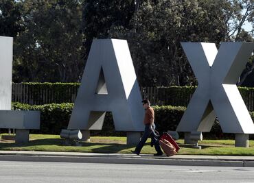 Pasajeros ya no podrán tomar taxis afuera del Aeropuerto de Los Ángeles