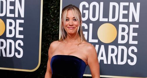  Kaley Cuoco deslumbra con vestido strapless en los Globos de Oro