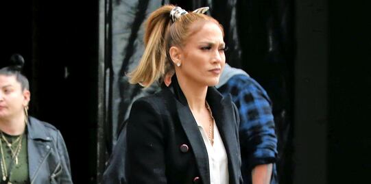 Jennifer Lopez irradia belleza con minishort de cuero en Nueva York