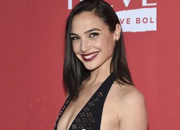 Gal Gadot conquista Londres con minivestido asimétrico