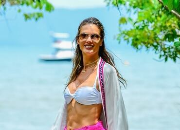 Alessandra Ambrosio presume silueta con minishort en la playa