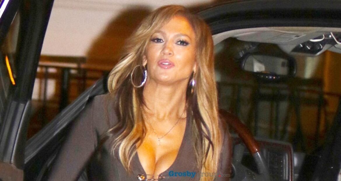 Jennifer Lopez impacta con vestido de cuero en estreno de 'Hustlers'