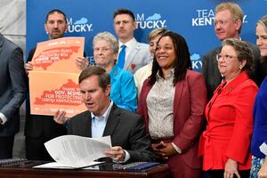 Kentucky prohíbe la “terapia de conversión” para menores. "Debemos proteger a nuestros niños", dice el gobernador