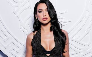 Dua Lipa muestra su ropa interior con atrevido catsuit brillante 