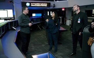 Poema de Ada Limón, escritora de raíces mexicana, será transportado por la NASA a Júpiter