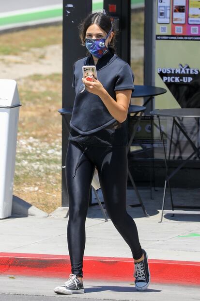 Eiza González delinea su figura con leggings negros en LA