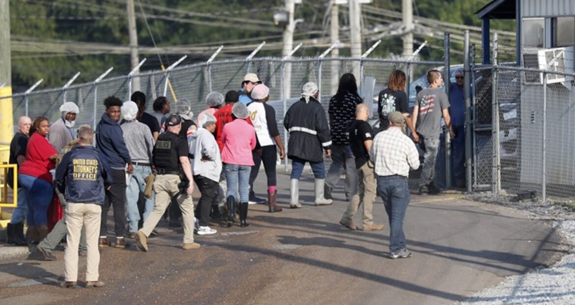 ICE va contra empleadores de migrantes en EU