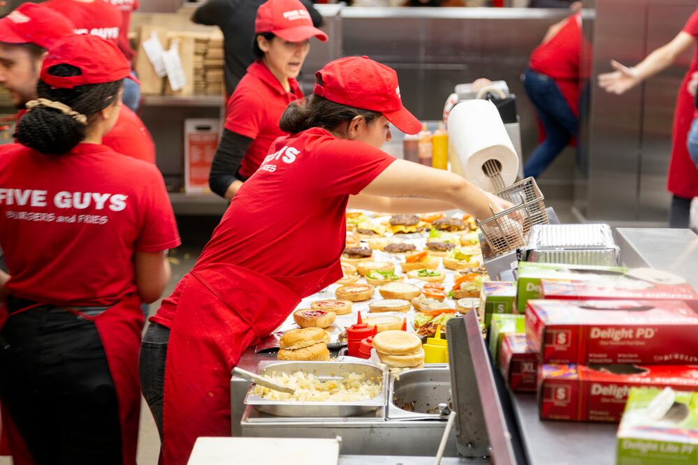 ¿Cuál es el nuevo salario mínimo para los trabajadores de restaurantes de comida rápida en California? Foto iStock / Kauka Jarvi
