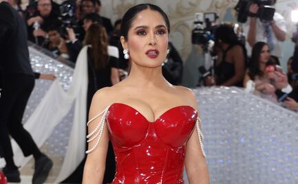 Salma Hayek posa en la piscina y luce despampanante con bikini verde a los 57