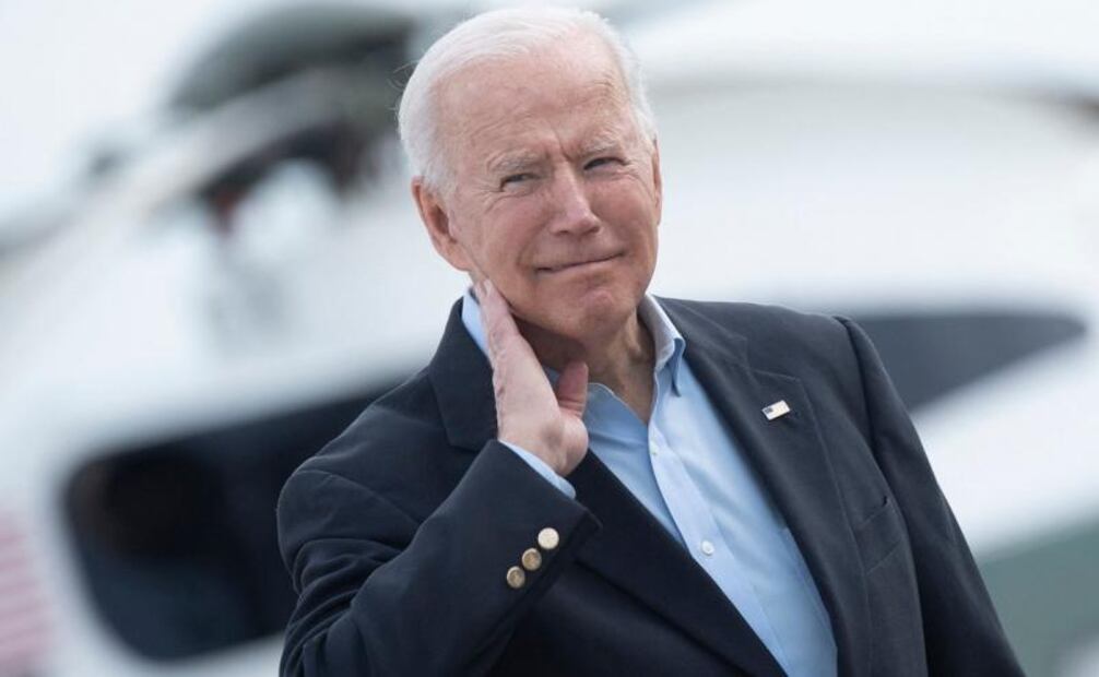 Cigarras no respetan a Biden y "atacan" avión de la prensa