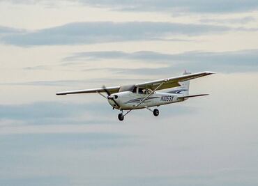Piloto sufre emergencia y pasajero aterriza avioneta en Florida
