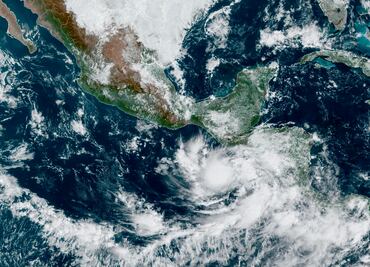Tormenta Pilar causa lluvias "torrenciales" y oleaje en el sureste de México