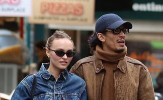 Hija de Johnny Depp cautiva con minifalda a cuadros en París