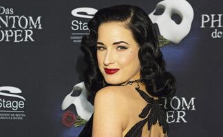 Dita Von Teese se luce con brillante bikini joya a los 51 años y deslumbra