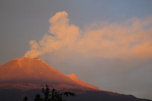 Volcán Popocatépetl continúa con emisión de gas y ceniza (EN VIVO)