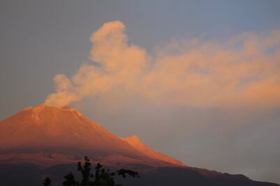 Volcán Popocatépetl continúa con emisión de gas y ceniza (EN VIVO)