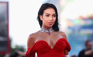 Georgina Rodríguez se luce como Jessica Rabbit con vestido rojo y joyas de lujo