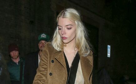 Anya Taylor-Joy destila elegancia y glamour con blusa traslúcida en Londres