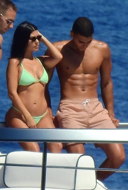 Kourtney Kardashian ‘enciende’ las playas en micro bikini verde