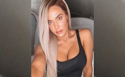 Luchadora de la WWE se prepara para la Navidad con minivestido