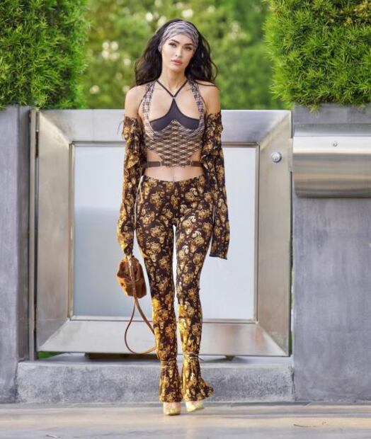 Megan Fox cautiva con top braless de paneles descubiertos en California