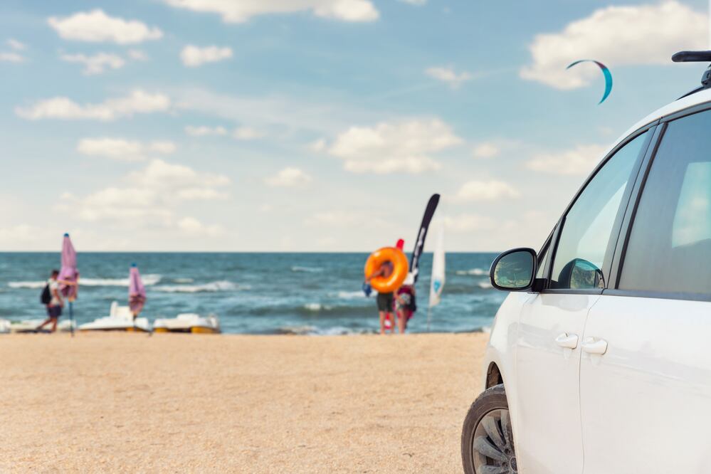 Una mujer llega conduciendo su automóvil hasta el agua de una playa en Florida. iStock / Kyryl Gorlov