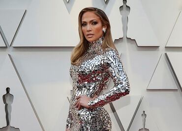 Jennifer Lopez presume blusa traslúcida en West Hollywood