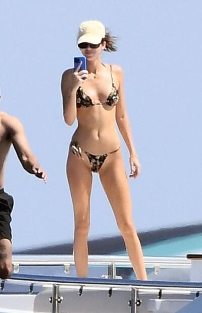 Kendall Jenner y el diminuto bikini floreado que lució en Italia