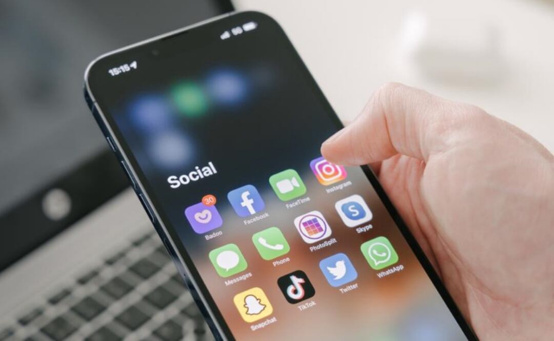 Se analizaron 100 aplicaciones para detectar cuáles son las más dañinas para la batería de tu celular. Foto: iStock